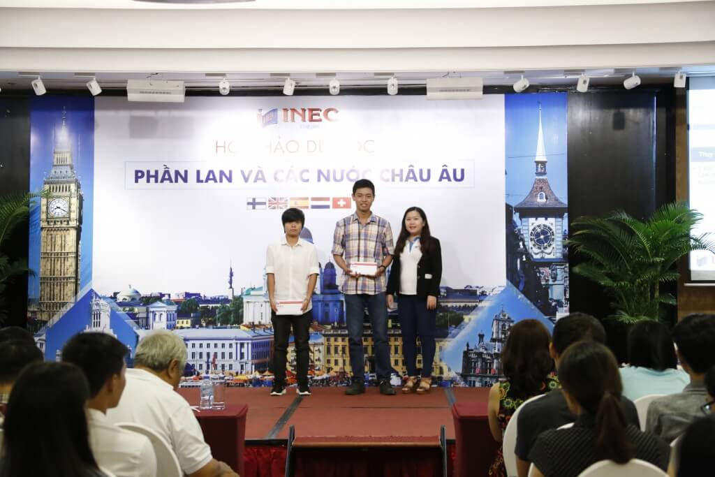 Trong hội thảo, Đại diện INEC còn trao quà cho 2 bạn có kết quả thi cao nhất trong kỳ thi đầu vào năm học 2015-2016